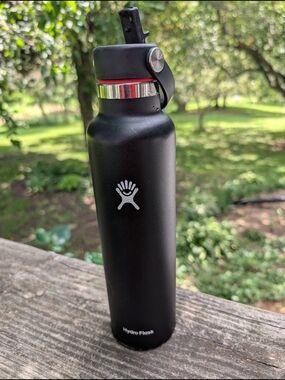 Hydro Flask 24 oz, Black Insulated Bottle with Straw